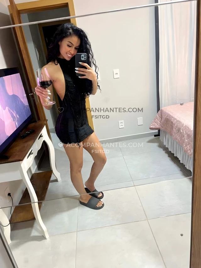 Ola querido meu nome e jeniffer mas sinta se a vontade para me chamar de jeny sou uma morena alta e magra tenho seios pequenos mas minha traseira e al...