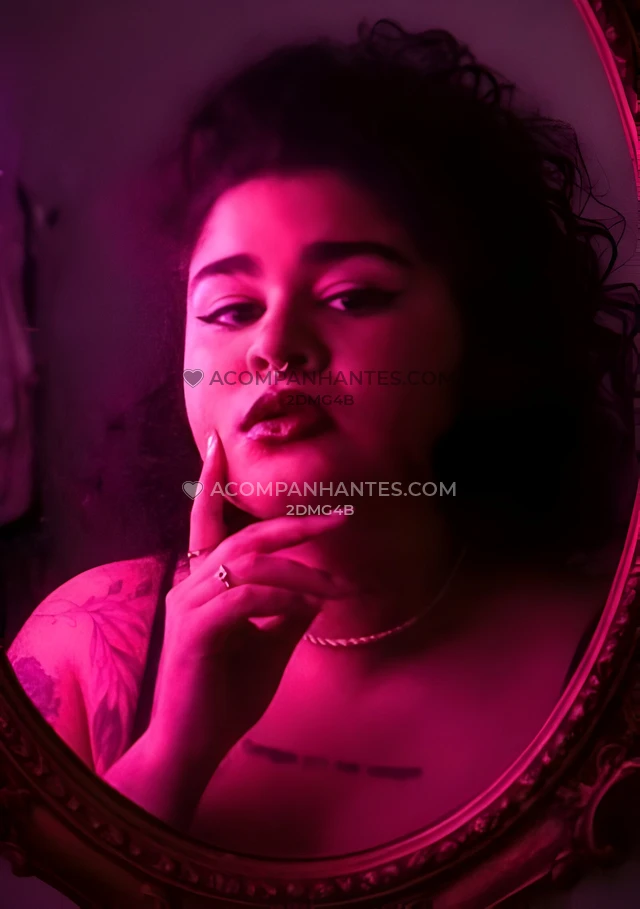 Ola sou artemis a sua deusa da caca sou uma mulher de estilo latino com um corpo voluptuoso e um olhar provocante acompanhante plus size com curvas ge...