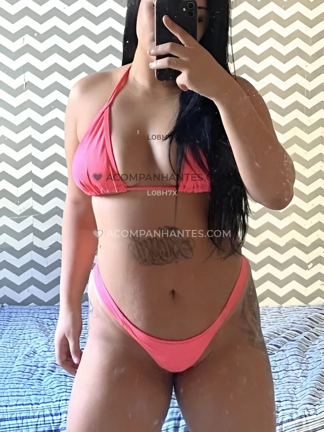 Sou mel a sua ninfetinha acompanhante que voce vai adorar sou esbelta com pele branca farta de cabelos longos e escuros e toda tatuada venha descobrir...