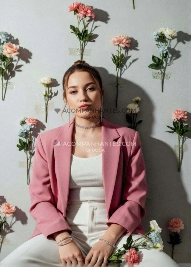 Sou uma jovem morena com curvas atraentes bem educada e doce ideal para clientes com excelente gosto adoto o estilo namoradinha e estou na cidade apen...