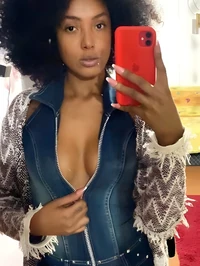 Oi querido meu nome e ebony sou uma morena cor de avela com uma pele brilhante e um black hair imponente e cheiroso sou uma acompanhante com traseiro...