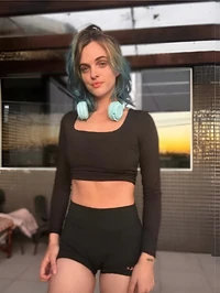 Possuo um grelo proeminente e delicioso para ser chupado sou alternativa com cabelos coloridos e tatuagens por todo o corpo meco um metro e setenta te...