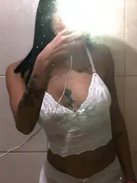 Ola querido seja muito bem vindo eu sou julia uma acompanhante esbelta e tatuada sou jovem com 20 anos tenho 1 65m de altura e peso 61kg venha me desc...