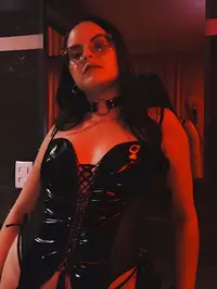 Oi bem vindo ao meu perfil eu me chamo sarah sou uma acompanhante adoravel de pele clara uso oculos e sou totalmente natural com seios pequenos e um b...