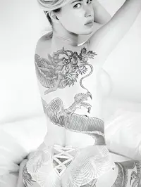 Oi queridos que prazer ter voces aqui na minha pagina me chamo lili a loura de belos olhos azuis naturais tenho 1 80 m de altura sou magra pesando 65...