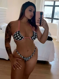 Oi eu me chamo livia freitas e sou uma acompanhante brasileira repleta de encanto e vibracao vivo no rio de janeiro eu sou uma morena que nao faz ceri...