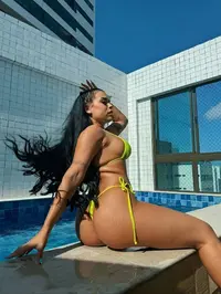 Ola me chamo helena e tenho 21 anos nasci no brasil e atualmente vivo em balneario camboriu um lindo lugar na costa de santa catarina como uma morena...