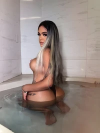 Oi meu nome e nina sou uma garota de programa brasileira de 21 anos estou por uma curta estadia aqui em feira de santana sou uma companhia relaxada af...