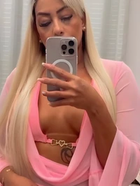 Me chamo mel a loira de longos cabelos mais safada e cobicada que voce podera encontrar sou uma prostituta selvagem na cama imbativel no quesito dar p...