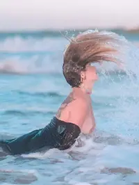 Sou uma loira de curvas atraentes e gosto de ser agradavel como uma namorada ofereco massagens relaxantes e eroticas que vao te deixar extremamente re...
