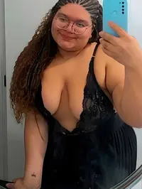 Meu nome e maria eduarda sou uma acompanhante plus size bastante agradavel com cabelos cacheados e formas generosas tenho uma personalidade carinhosa...