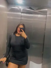 Ola querido tenho o prazer de me apresentar meu nome e maya prado sou uma morena mineira com pele bronzeada e uma fragrancia agradavel cabelos curtos...