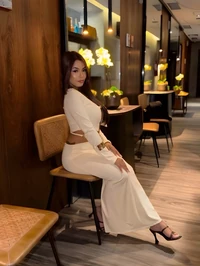 Voce e a flor mais deslumbrante e atraente uma mulher de beleza exuberante segura de si e inegavelmente cativante que desperta desejos intensos