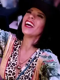 Apresento me como madame sara oliveira uma mulher de 37 anos destacada pela minha habilidade em massoterapia tenho cabelos curtos e pretos com um cort...
