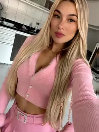 Oi queridos meu nome e angela tenho um rosto de anjo voz suave sou perfumada e deliciosa meu jeito e de uma namorada travessa envolvente e apaixonada...