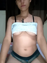 Eu sou uma mulher que confia na beleza de encontros autenticos aqueles onde os olhos falam mais do que qualquer palavra e o tempo parece estar parado...