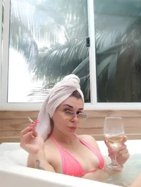 Uma ruiva esguia com um corpo completamente natural que ama ser acariciada venha descontrair com uma massagem que realizo em voce completamente nua re...