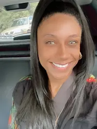 Oi meus queridos meu nome e val trabalho como massagista sou negra com olhos claros sorriso encantador de porte medio e tendo um corpo com curvas beli...