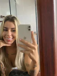 Adoro sentir prazer oferecendo minha intimidade venha me satisfazer intensamente penetrando nessa gruta umida e quente desfruto de entregar meu trasei...