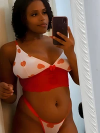 O atendimento e feito das 11 00 ate as 04 00 horas com um cache de rusd 150 00 por uma hora tenho 20 anos e sou uma acompanhante com labios de veludo...