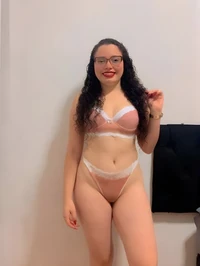 Eu sou a sua companheira amorosa pronta para satisfazer seus anseios mais reservados ofertando deleite e ardor sem fronteiras