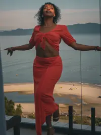 Pandorinha dandara uma mulher de presenca marcante olhar envolvente e charme natural elegancia sensualidade e misterio em uma combinacao irresistivel...