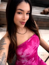 Eu sou a acompanhante mia uma mulher que equilibra perfeitamente leveza e desejo possuo um jeito gentil um olhar cativante e uma natural sensualidade...