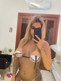 Bianca de uma maneira que apenas voce ve aqui sou uma mulher tremendamente extrovertida que adora viajar encontrar novas pessoas e participar de raves