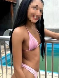 Oi pessoal me chamo larissa tenho 19 anos e sou uma acompanhante morena esbelta e incrivel com uma intimidade bem apertada e um traseiro redondinho of...