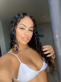 Sou uma jovem natural e tremendamente feminina possuo o estilo namoradinha sedutora afetuosa e cuidadosa que te faz sentir especial desde o primeiro m...