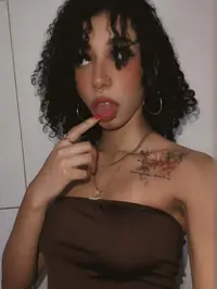 Sutil sofisticada e com uma personalidade forte gosto de boas discussoes momentos agradaveis e de pessoas que compreendem o valor de uma presenca aleg...