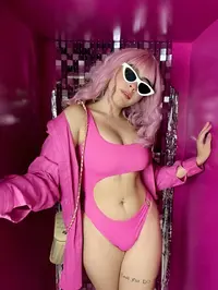 Oi sou uma jovem de 21 anos estudante de arquitetura e tenho uma pele branca e delicada alem de ser estudante tambem sou modelo alternativa acabei de...