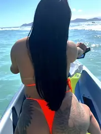 Oi carinho sou a menina dos seus sonhos me chamo melissa uma morena de alto padrao com seios de silicone cabelos longos e corpo perfeito sou a escolha...