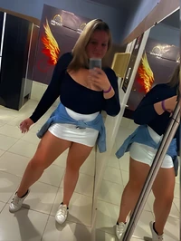 Tenho apenas 23 anos tipo mocinha e essa sera minha primeira experiencia sou bastante desinibida amo proporcionar e receber prazer possuo 1 75m de est...