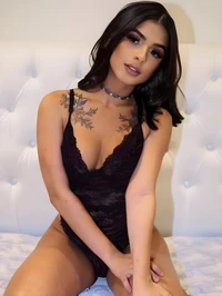 Uma mulher atraente que ira surpreende lo eu me chamo angel lovatelli prazer em conhece lo sou uma bela acompanhante de alto nivel ansiosa por voce e...