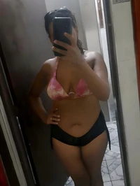 Eu sou amigavel uma pessoa descomplicada e amo bater papo enquanto tomo algo vamos brindar a momentos inesqueciveis