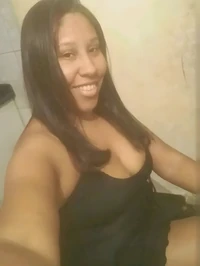 Eu sou amigavel uma pessoa descomplicada e amo bater papo enquanto tomo algo vamos brindar a momentos inesqueciveis