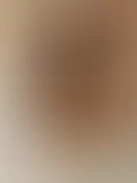 Quando o sino soa e eu abro a porta la esta voce exibindo um sorriso que sugere aventuras com seu olhar interessado voce me examina por um momento com...